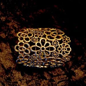 🐝3/$15 Metal flower cuff bracelet.🖤